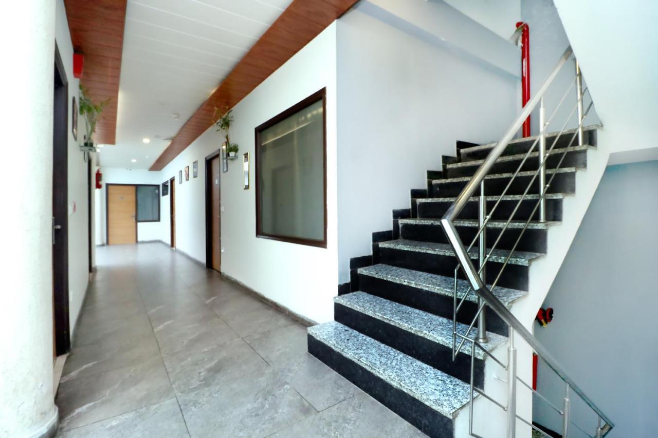 Hotel Seven- Center Of City Chandigarh Ngoại thất bức ảnh
