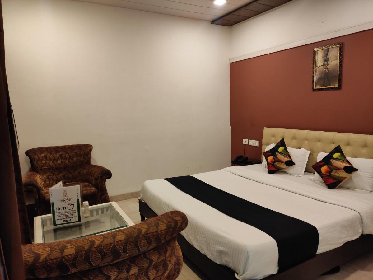 Hotel Seven- Center Of City Chandigarh Ngoại thất bức ảnh